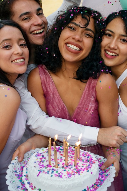 Persone sorridenti ad alto angolo che festeggiano il compleanno