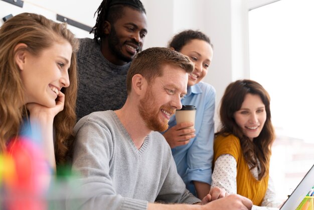 Persone sorridenti che celebrano da vicino