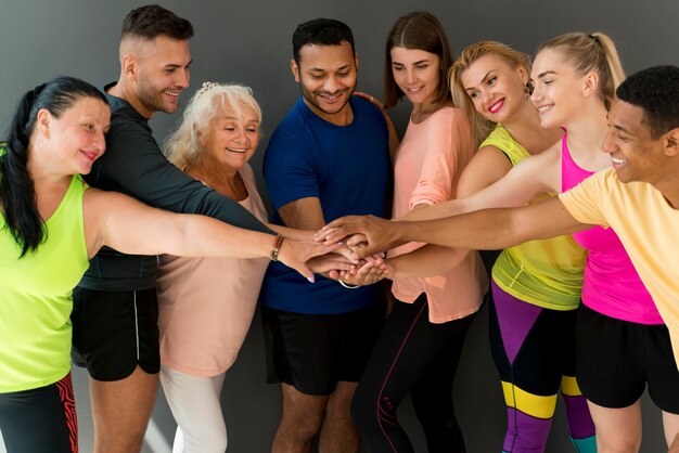 Persone sorridenti che si divertono a lezione di zumba