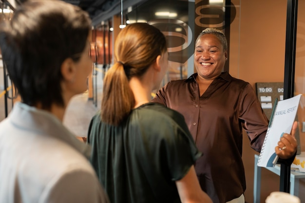 Persone sorridenti da vicino al lavoro