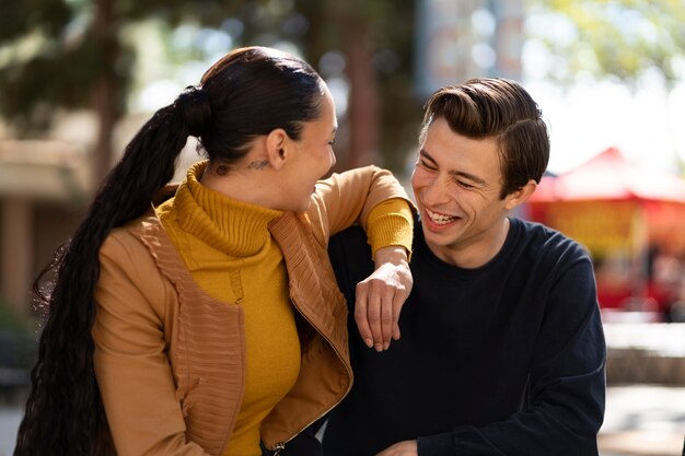 Persone sorridenti del colpo medio al mercato delle pulci degli Stati Uniti