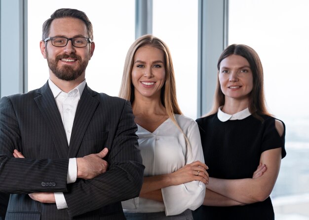 Persone sorridenti del colpo medio che posano insieme