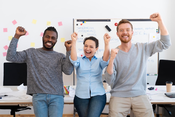 Foto gratuito persone sorridenti di piano medio al lavoro