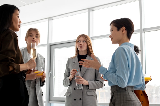 Persone sorridenti di tiro medio all'evento