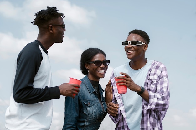 Persone sorridenti di tiro medio che si divertono