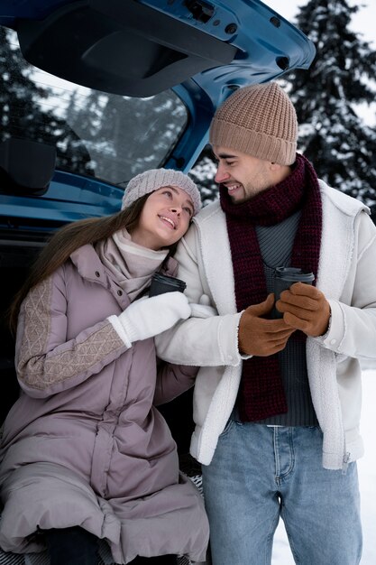 Persone sorridenti di tiro medio con auto