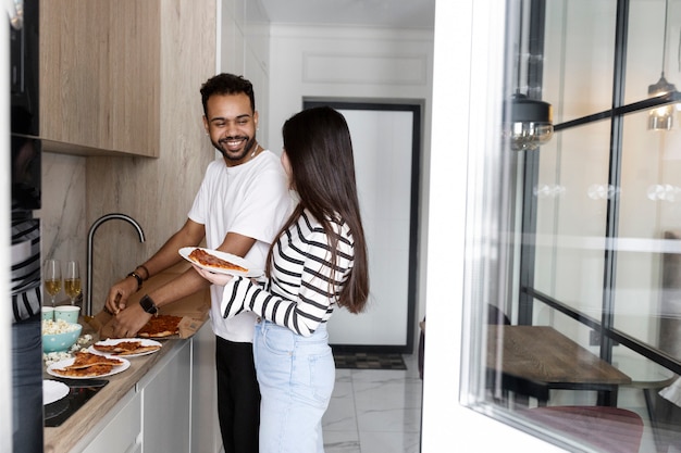 Persone sorridenti di tiro medio con cibo