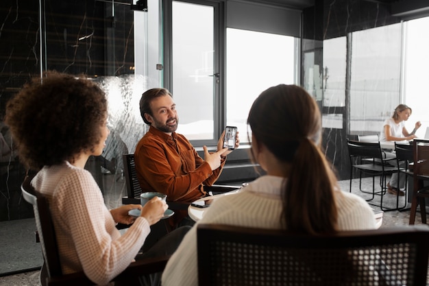 Persone sorridenti di tiro medio durante le pause