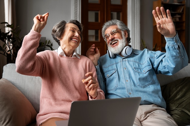 Persone sorridenti di vista frontale a casa