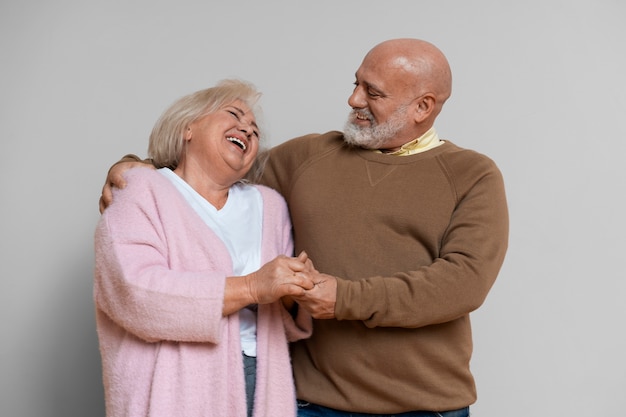 Persone sorridenti di vista frontale all'interno