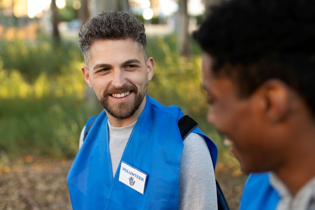 Persone sorridenti ravvicinate che lavorano insieme