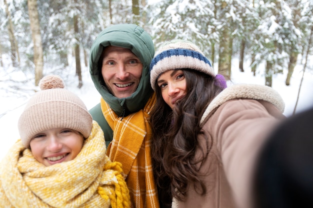 Persone sorridenti ravvicinate che si fanno selfie