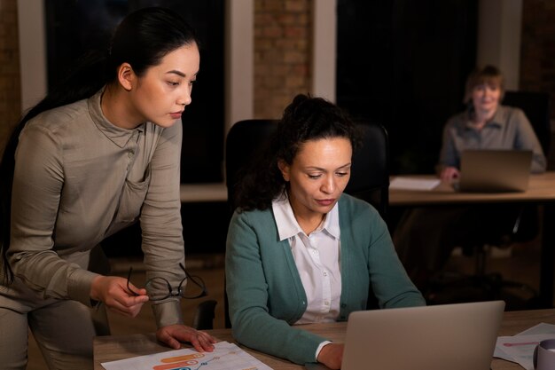 Persone stanche in ufficio che lavorano fino a tardi