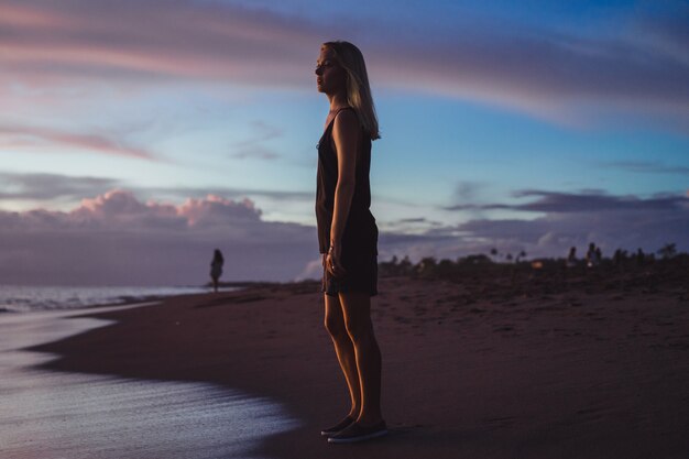 persone sulla spiaggia al tramonto.