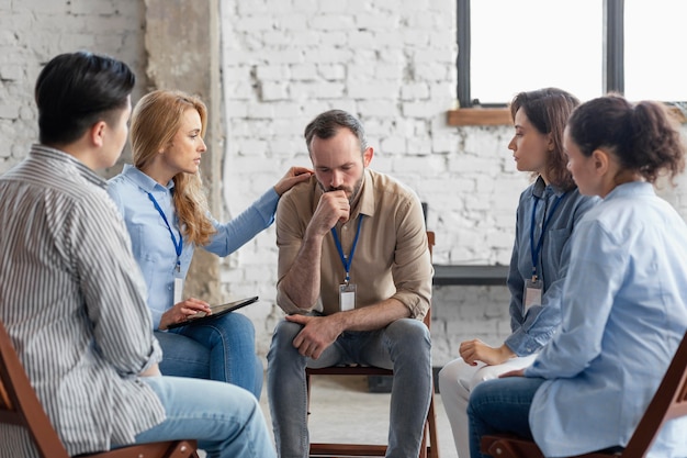 Persone tristi di tiro medio in terapia