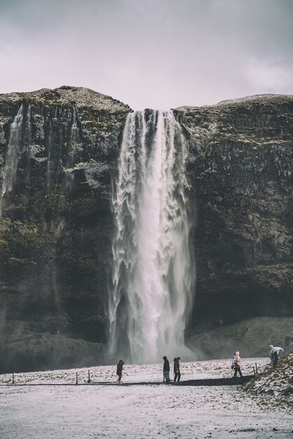 Persone vicino alle cascate