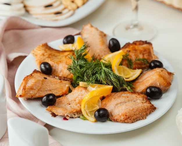 pesce alla griglia con vista laterale di limone e verdi