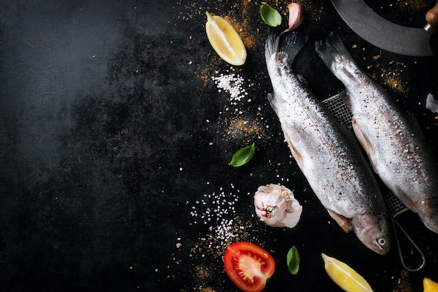 Pesce con pomodori e limoni