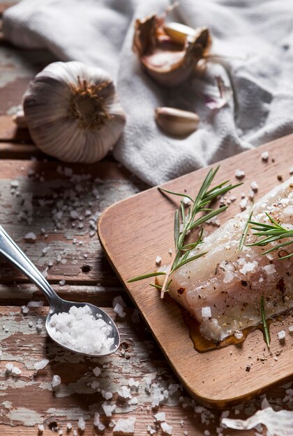 Pesce crudo con composizione di condimenti per cucinare