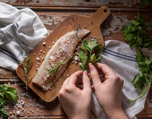 Pesce crudo con composizione di condimenti per cucinare