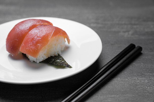 Pesce crudo con riso sul piatto alto angolo