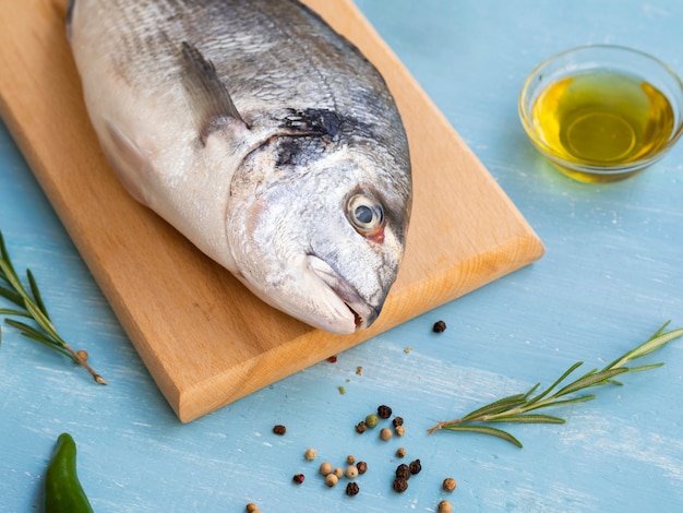 Pesce crudo del primo piano su un bordo di legno