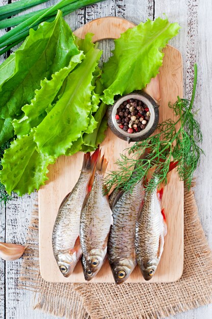 Pesce crudo sul tagliere di legno, vista dall'alto