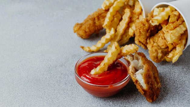 Pesce e patatine fritte con ketchup e copia spazio