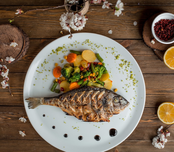 Foto gratuito pesce fritto con verdure nel piatto