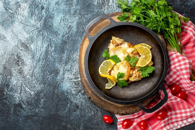 Pesce fritto vista dall'alto in padella su tavola di legno