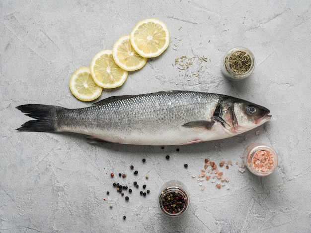 Pesce piatto con limone e spezie