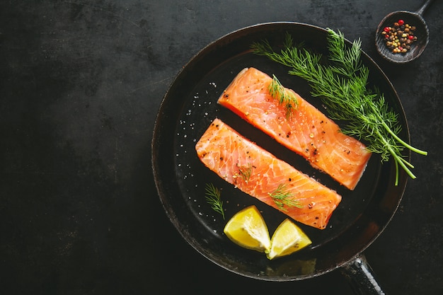 Pesce salmone crudo sulla padella d&#39;epoca