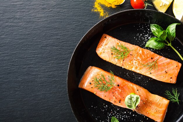 Pesce salmone crudo sulla padella d&#39;epoca