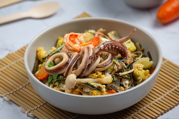 Pesce sukiyaki servito con salsa piccante suki