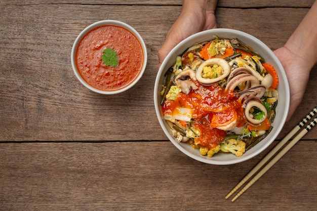 Pesce sukiyaki servito con salsa piccante suki