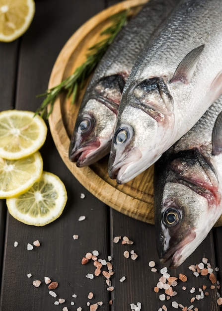 Pesce vista dall'alto con limone e sale