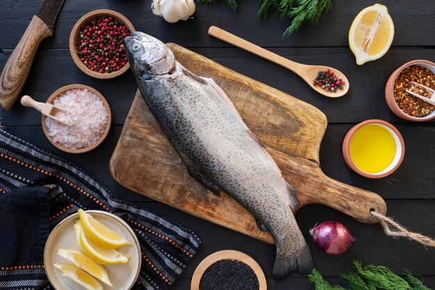 Pesce vista dall'alto pronto per essere cucinato
