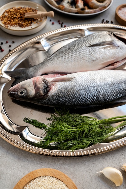 Pesce vista dall'alto pronto per essere cucinato