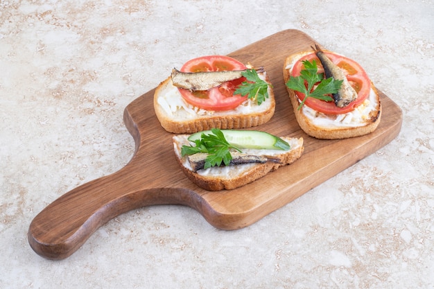 Pesciolini affumicati su fette di pane