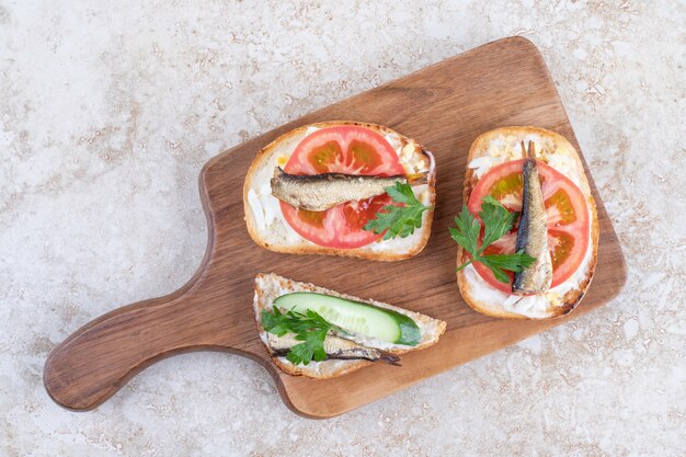 Pesciolini affumicati su fette di pane