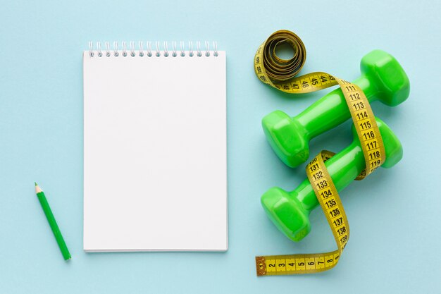 Pesi verdi e quaderno mock up