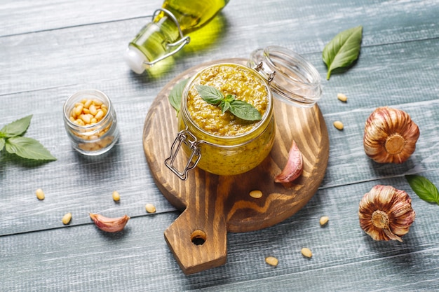 Pesto di basilico italiano con ingredienti culinari per cucinare.