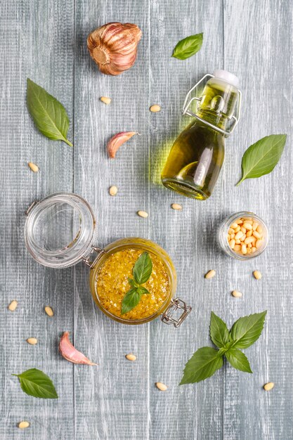 Pesto di basilico italiano con ingredienti culinari per cucinare.