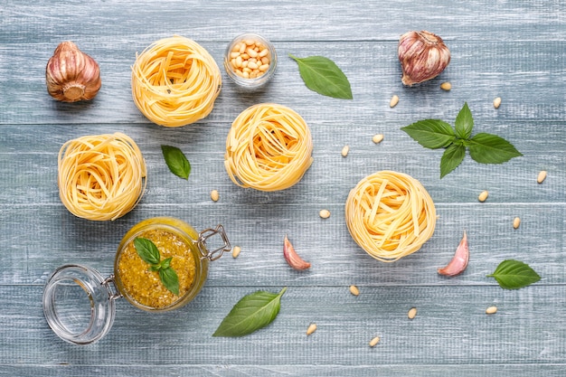 Pesto di basilico italiano con ingredienti culinari per cucinare.