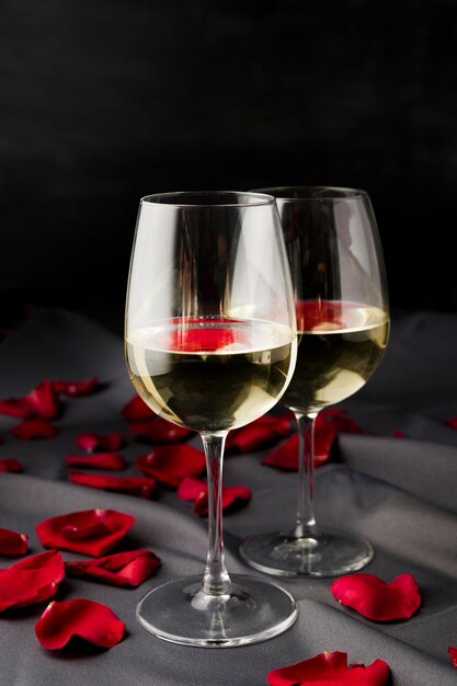 Petali di rosa di San Valentino con bicchieri di vino