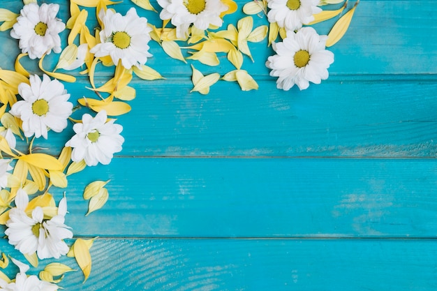 Petali e fiori bianchi sul tavolo