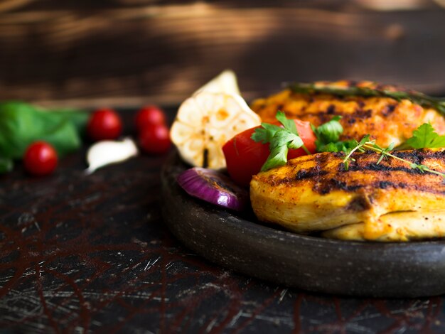 Petti di pollo alla griglia con verdure