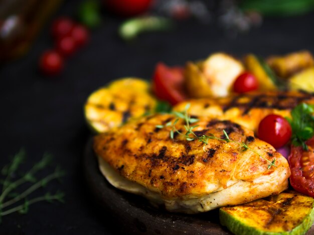 Petti di pollo alla griglia con verdure