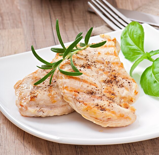 Petti di pollo alla griglia e verdure