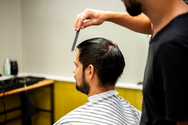 Pettinatura dei capelli sopra la spalla